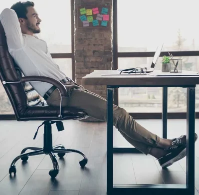 Hombre comodo con la elección correcta de su tipo de escritorio para trabajar