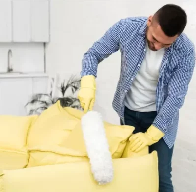 Persona realizando una correcta limpieza en el sillón