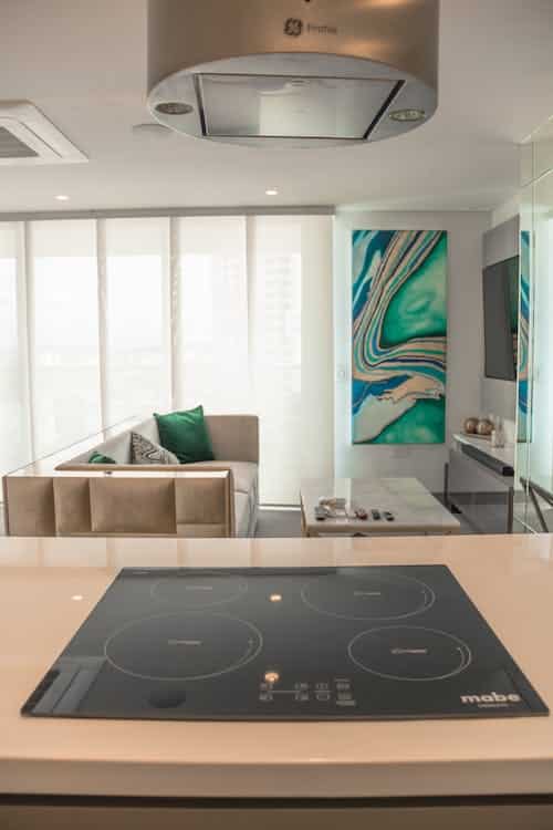 estufa eléctrica en funcionamiento color negro