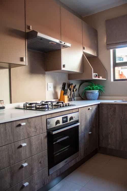 Cocina con horno a gas limpio realizado por AYDA