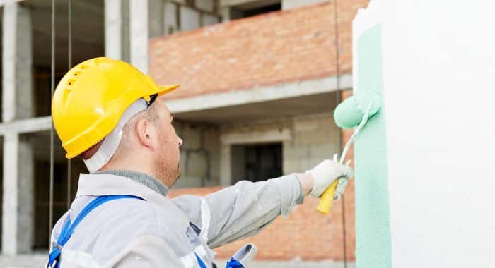 Personal de AYDA realizando servicio especializado a domicilio.