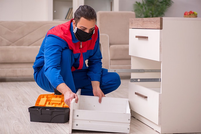 Experto armando un mueble