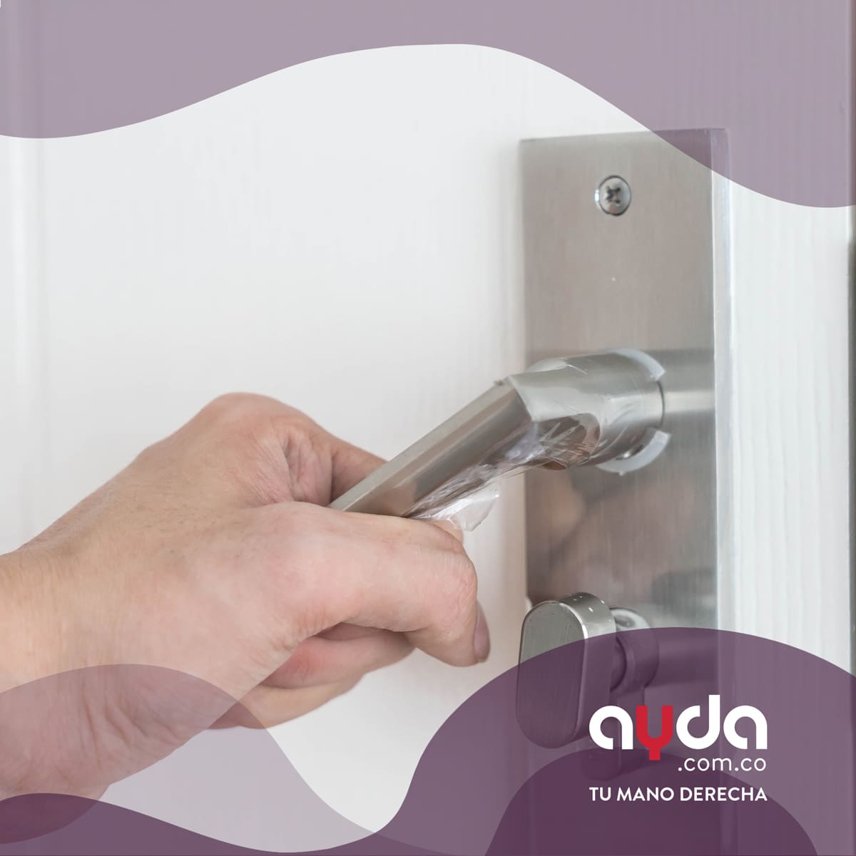 Una persona girando uno de los tipos de cerraduras para puertas