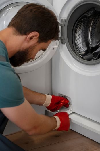 Personal de AYDA ejecutando servicios de mantenimiento de lavadora