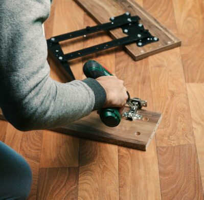 Hombre realizando el armado correcto de su mueble para extender su duración