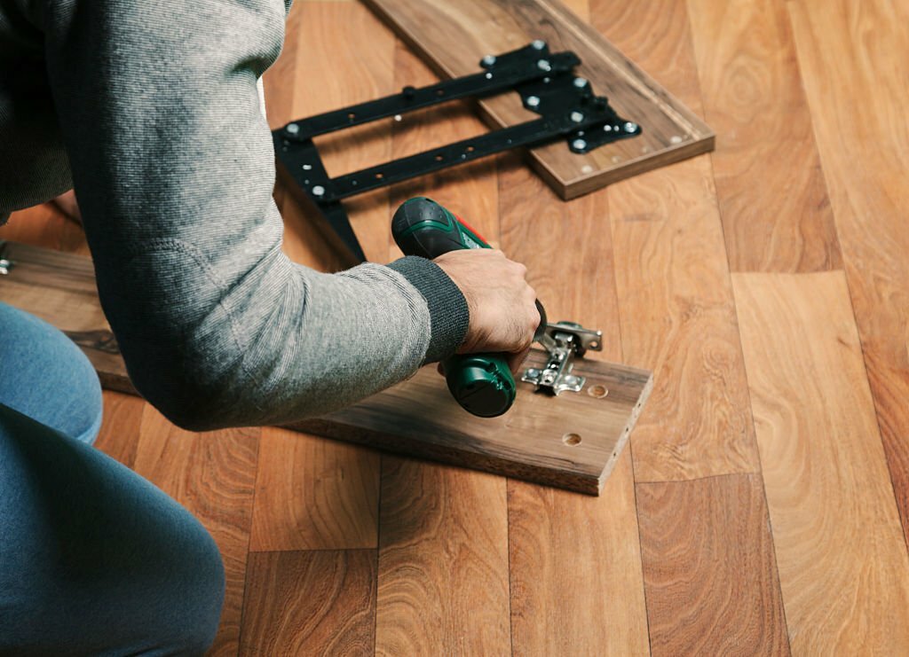Hombre realizando el armado correcto de su mueble para extender su duración