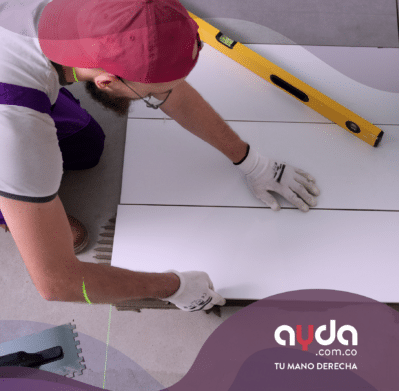 Profesional realizando enchape en la cocina