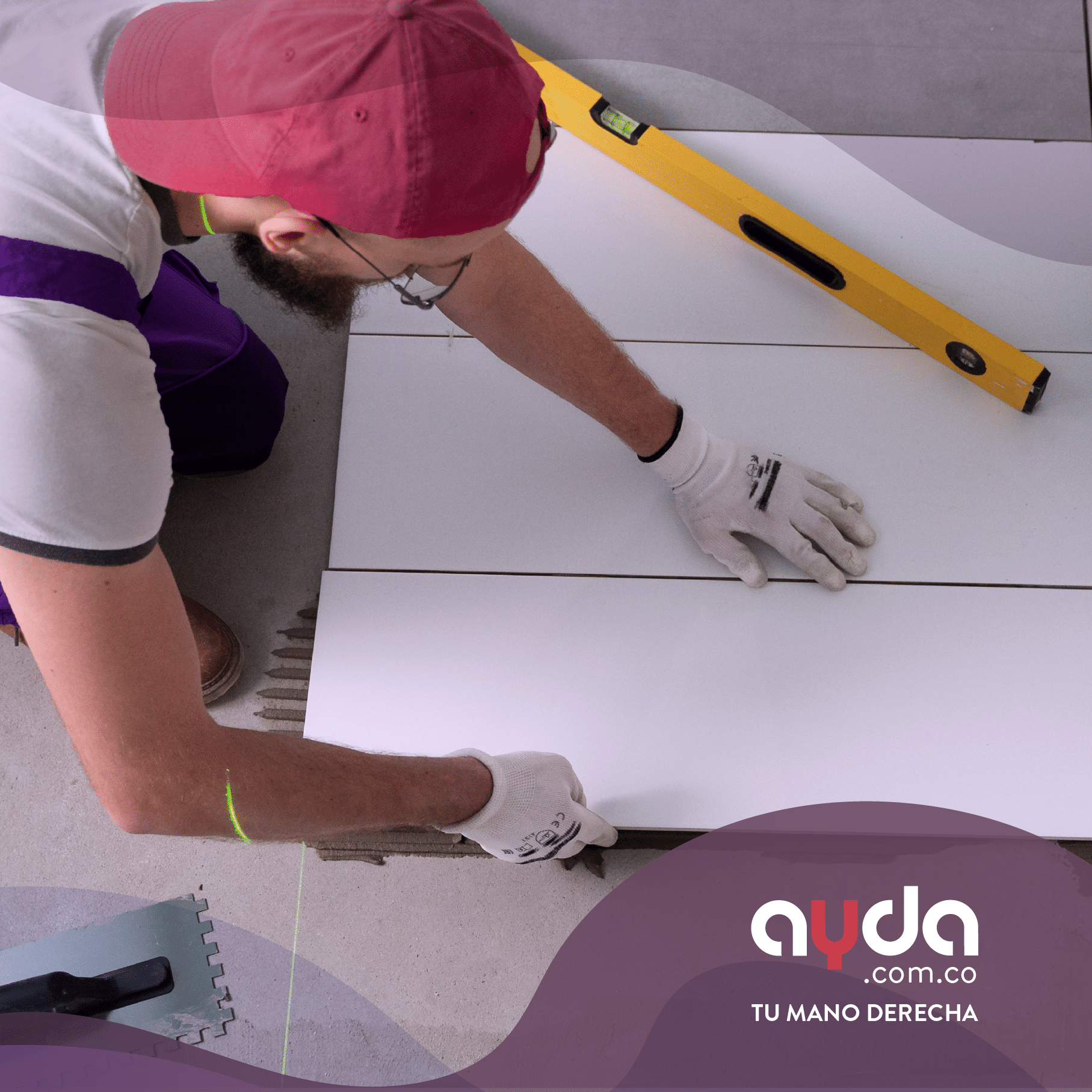 Profesional realizando enchape en la cocina