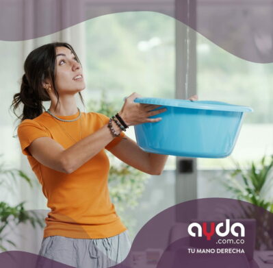 Una mujer lidiando con goteras en el techo