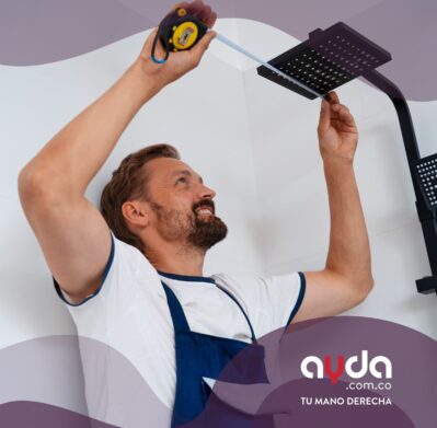 Hombre instalando una ducha moderna en un baño, ajustando la regadera circular