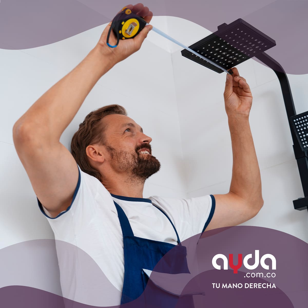 Hombre instalando una ducha moderna en un baño, ajustando la regadera circular