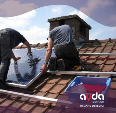 Expertos instalando paneles solares en un techo