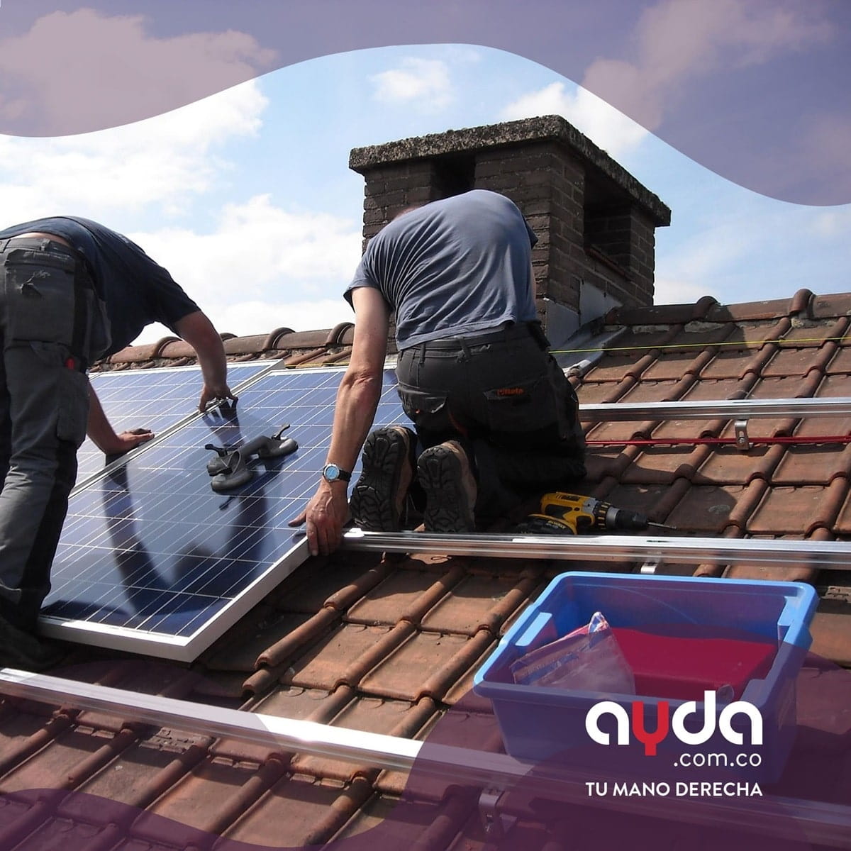 Expertos instalando paneles solares en un techo