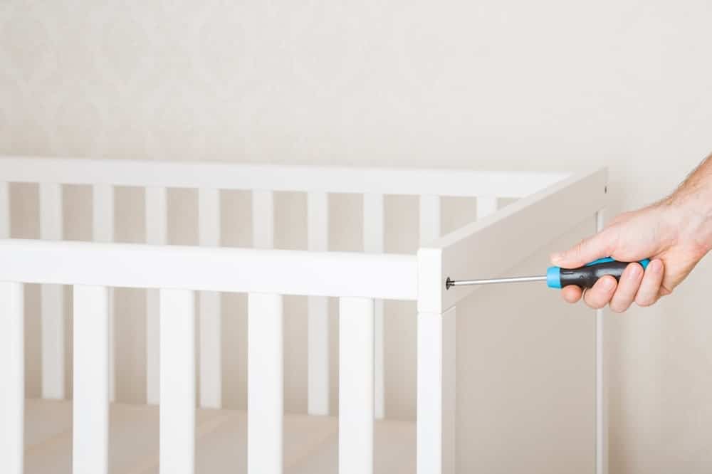 Profesional en Bogotá llevando a cabo un armado de cuna para bebés