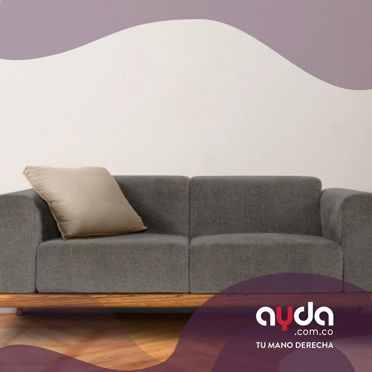 Cómo limpiar un sofá de tela gris con cojín beige y estructura de bambú para conservarlo en buen estado.