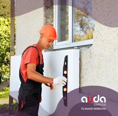 Hombre presentando el diseño y la renovación de fachadas de casas modernas