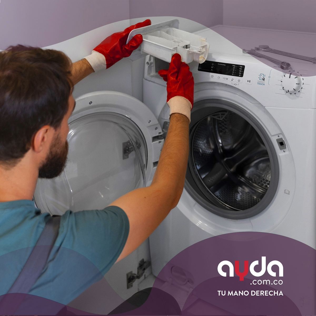 Un hombre profesional realizando un trabajo de mantenimiento de lavadora, ajustando piezas esenciales 