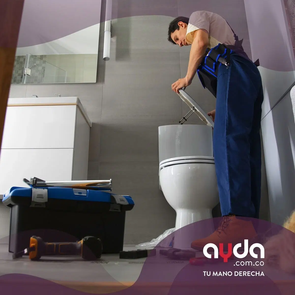 Plomero profesional reparando el baño como muestra de cómo destapar cañerías muy tapadas